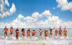 hd-kerst-wallpaper-vrouwen-in-rode-bikini-en-kerstmuts-lopen-uit-de-zee-hd-meiden-achtergrond-foto